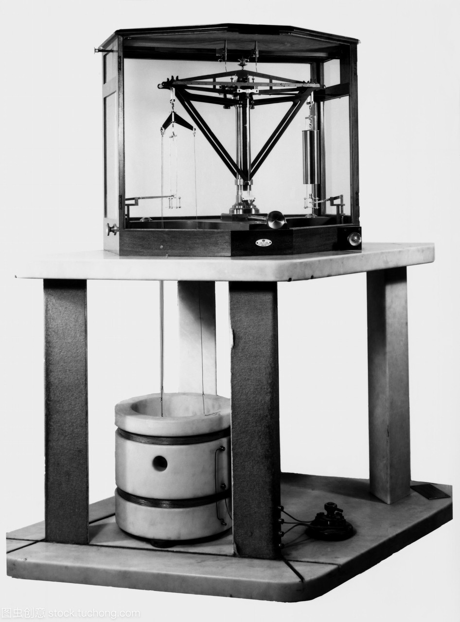 貿(mào)易部電流平衡當(dāng)前的平衡也被稱為一個(gè)安培平衡或開爾文平衡是一個(gè)機(jī)電設(shè)備用于電流的精確測量電流單位當(dāng)前的測量是通過兩個(gè)線圈大理石圓柱周圍看到左下和兩個(gè)線圈之間的磁力測量給當(dāng)前的當(dāng)前余額的大小是由威廉&middot;湯姆森發(fā)明第一個(gè)開爾文男爵1882年拍攝于1950年