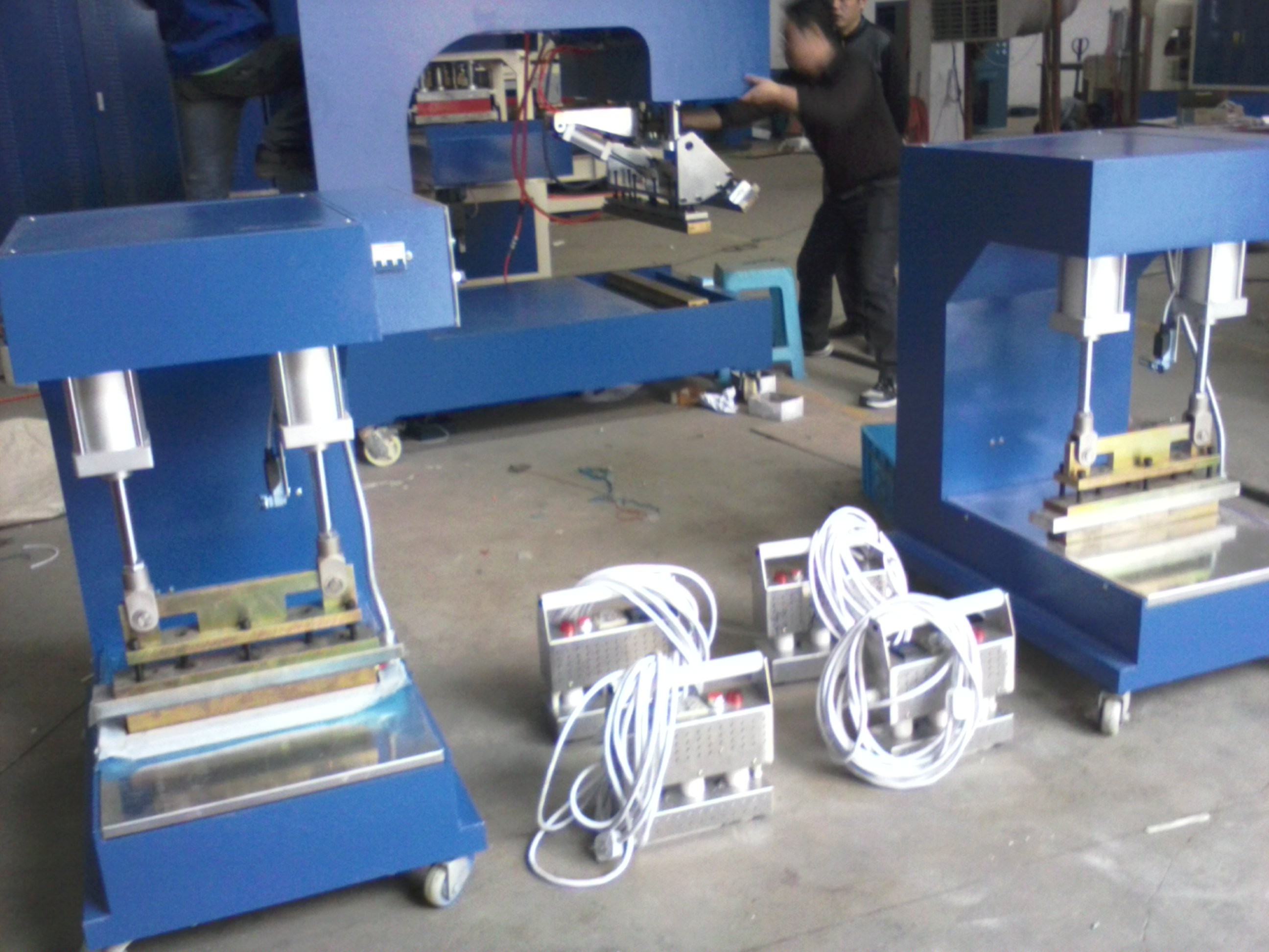 寧波東雄機電設備 專業定做PTFE膜結構工業與食品輸送帶，引領塑料焊接高周波技術